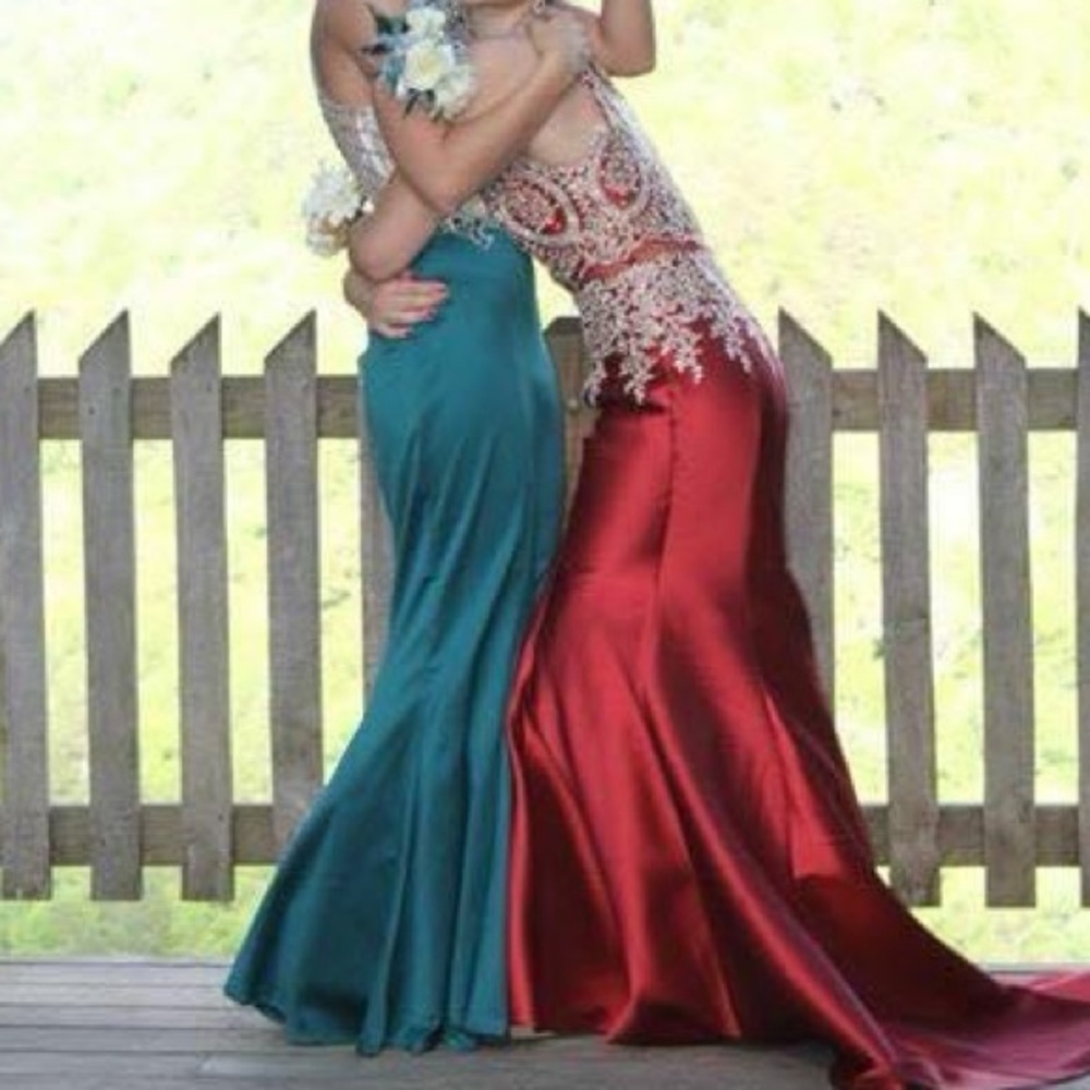 Elegant Burgundy Evening Gown - Picture 2 of 2